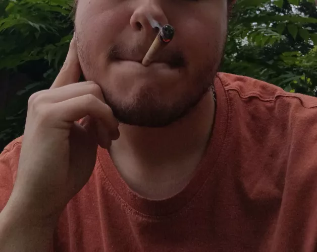 Who wanna come smoke and stroke? 