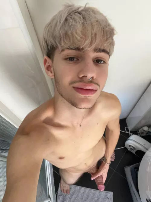 Yup u gon suck me off and worship me bro. 😎
