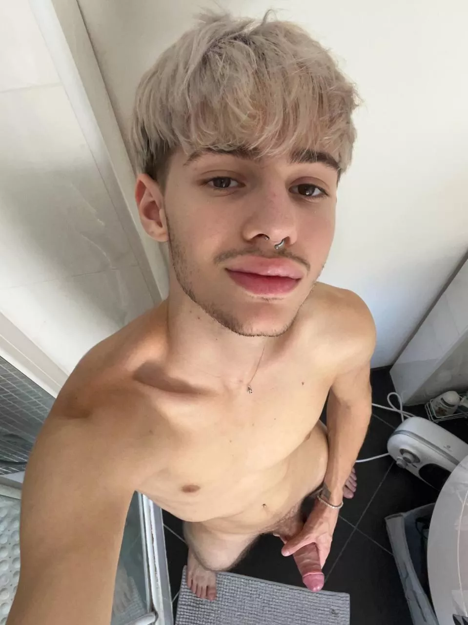 Yup u gon suck me off and worship me bro. 😎
