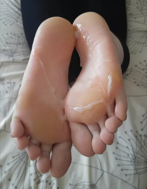 100k cumshot over her high arched soles 