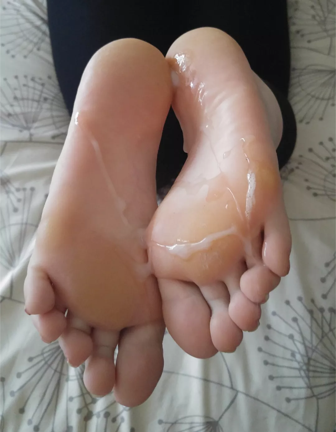 100k cumshot over her high arched soles 