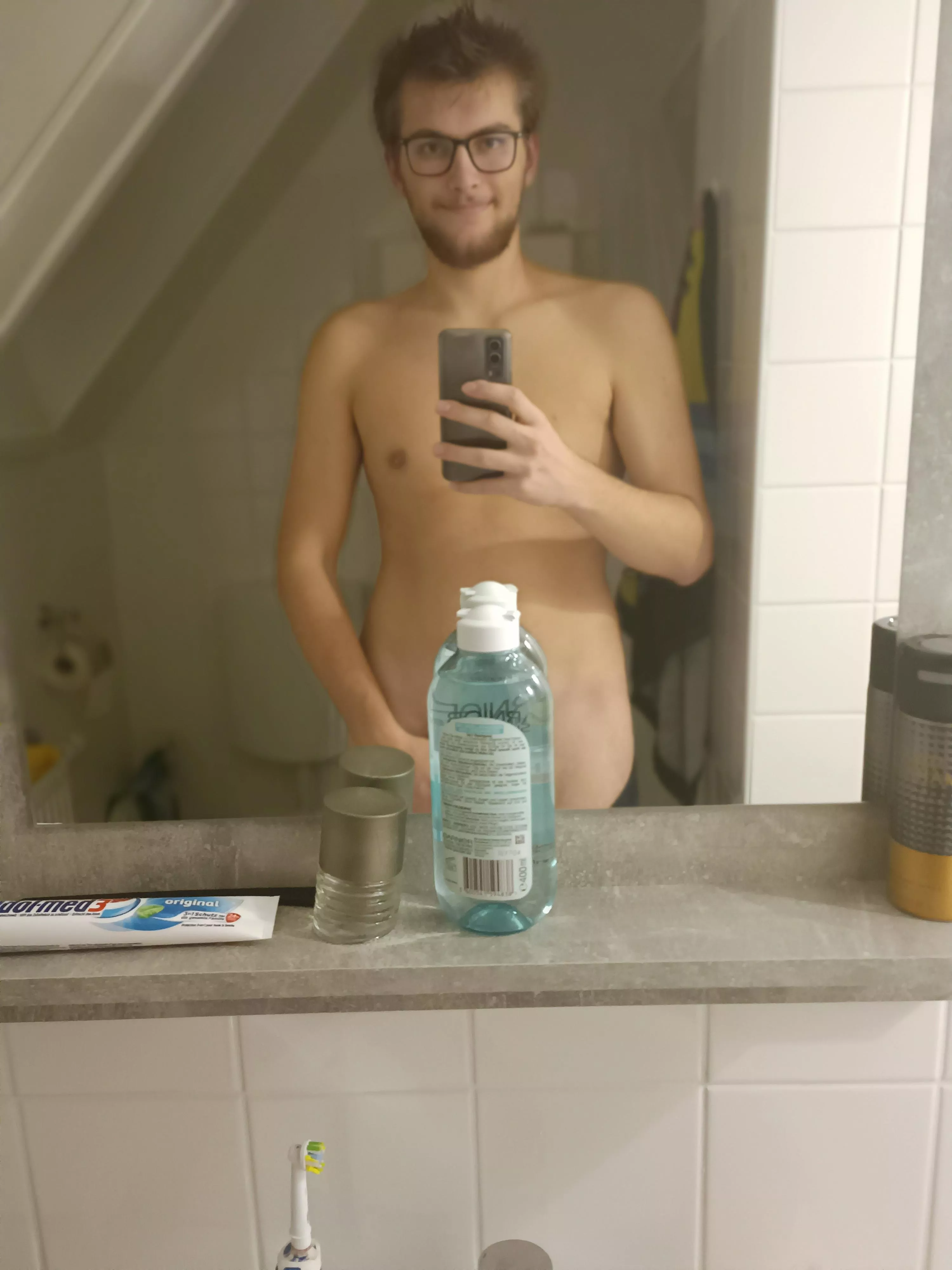 [19] Freshly showered 💦