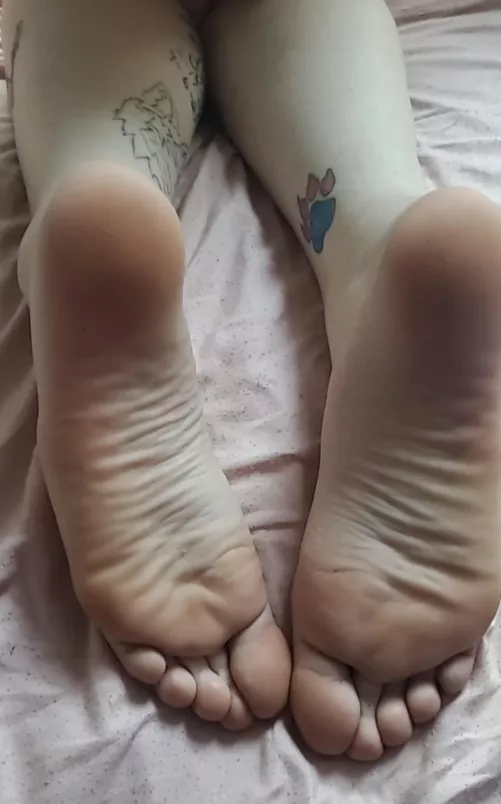 26F/29M. London area. Lookin for someone interested in licking feet & possibly fucking & cumming on them too. 