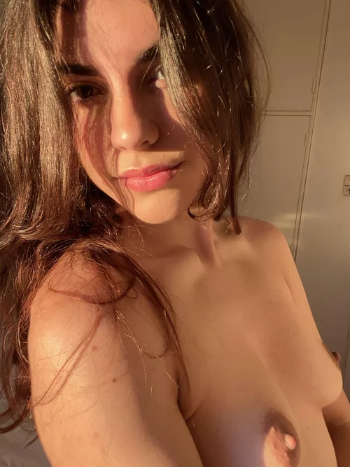 Being naked in the sun feels so good... I wish I was on the beach like that