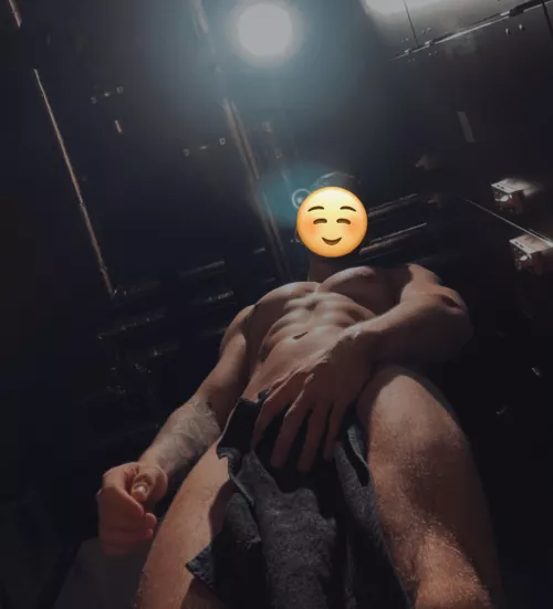 Big Boy needs someone to Kneel down