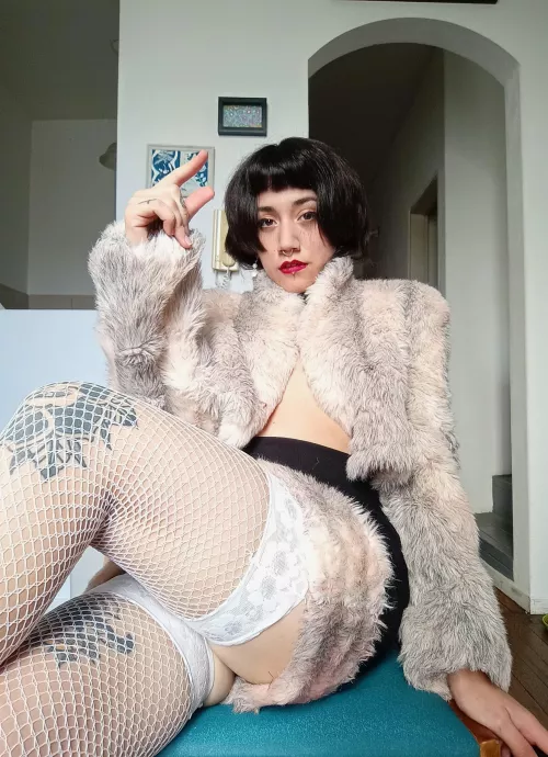 Drop your sad inches if you'd love to be humiliated by this kinky fancy domme 