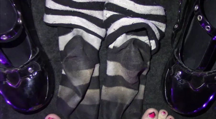 ♥ Filthy, unwashed, sweaty & grimy. The bottoms stick to my feet inside my shoes, & they utterly fucking reek when I take my shoes off. ♡ #Succubus #Feet