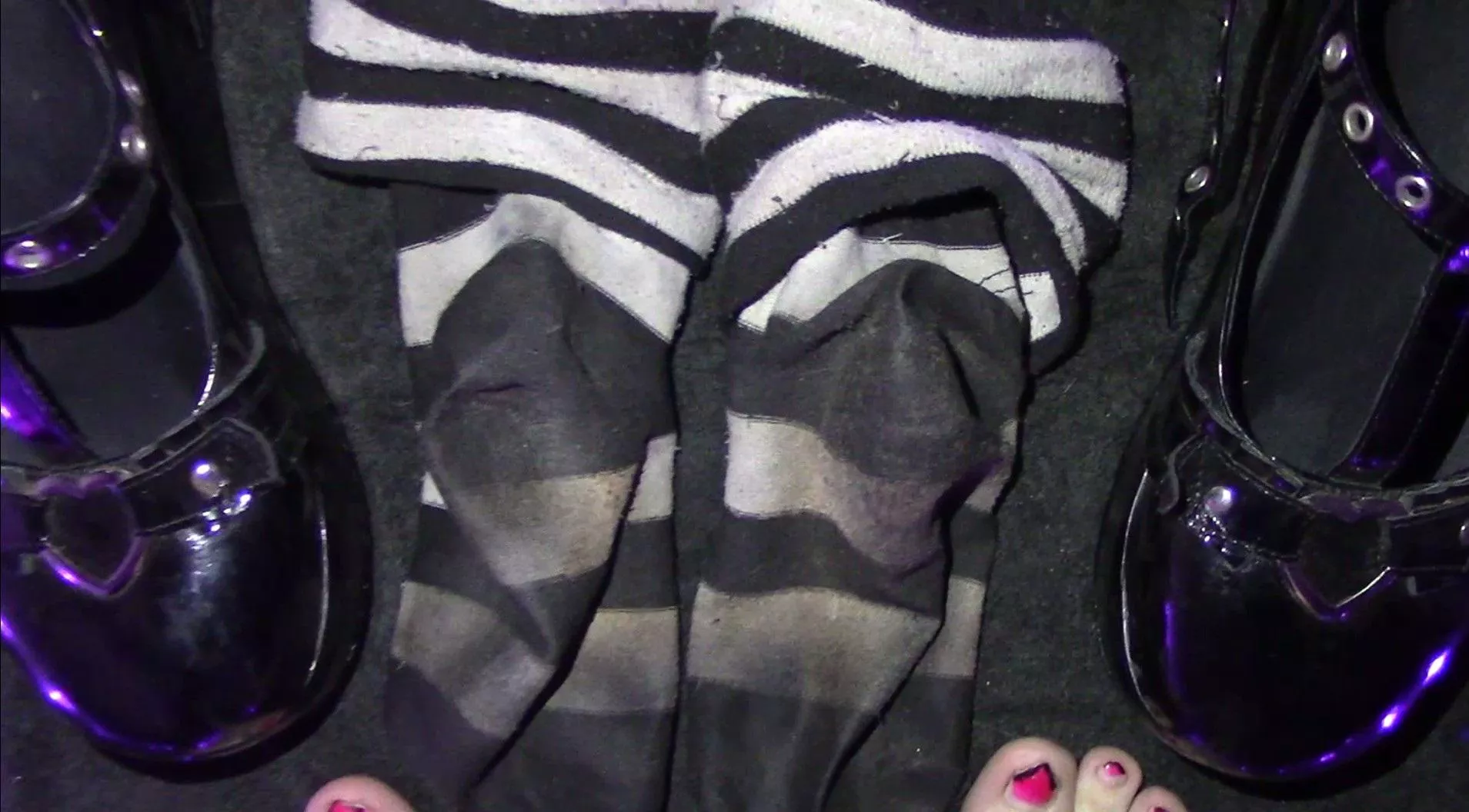 ♥ Filthy, unwashed, sweaty & grimy. The bottoms stick to my feet inside my shoes, & they utterly fucking reek when I take my shoes off. ♡ #Succubus #Feet