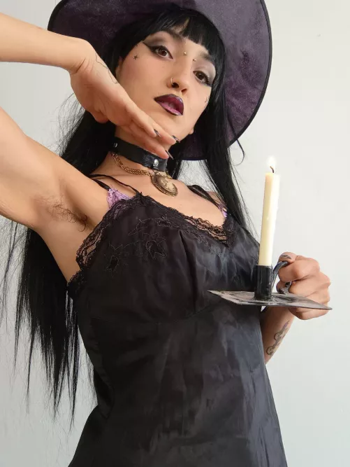 Good start to the week for hairy armpit lovers