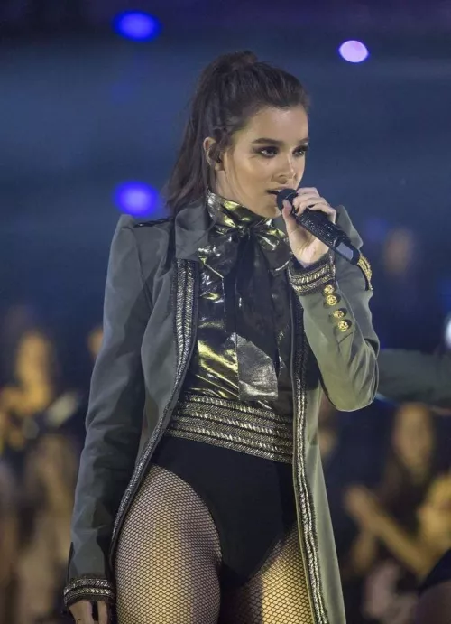 Hailee is too sexy.😳🥵😍