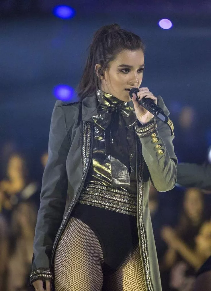 Hailee is too sexy.😳🥵😍