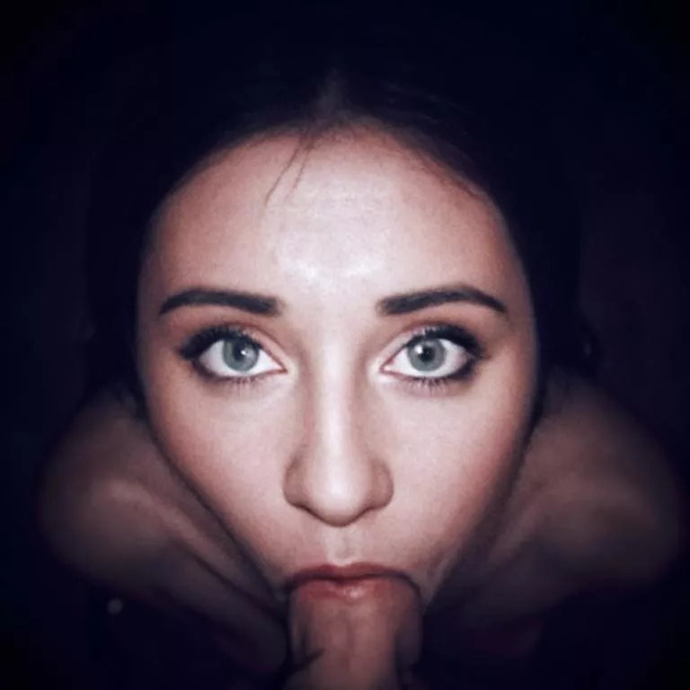 I love it to look into his eyes while sucking