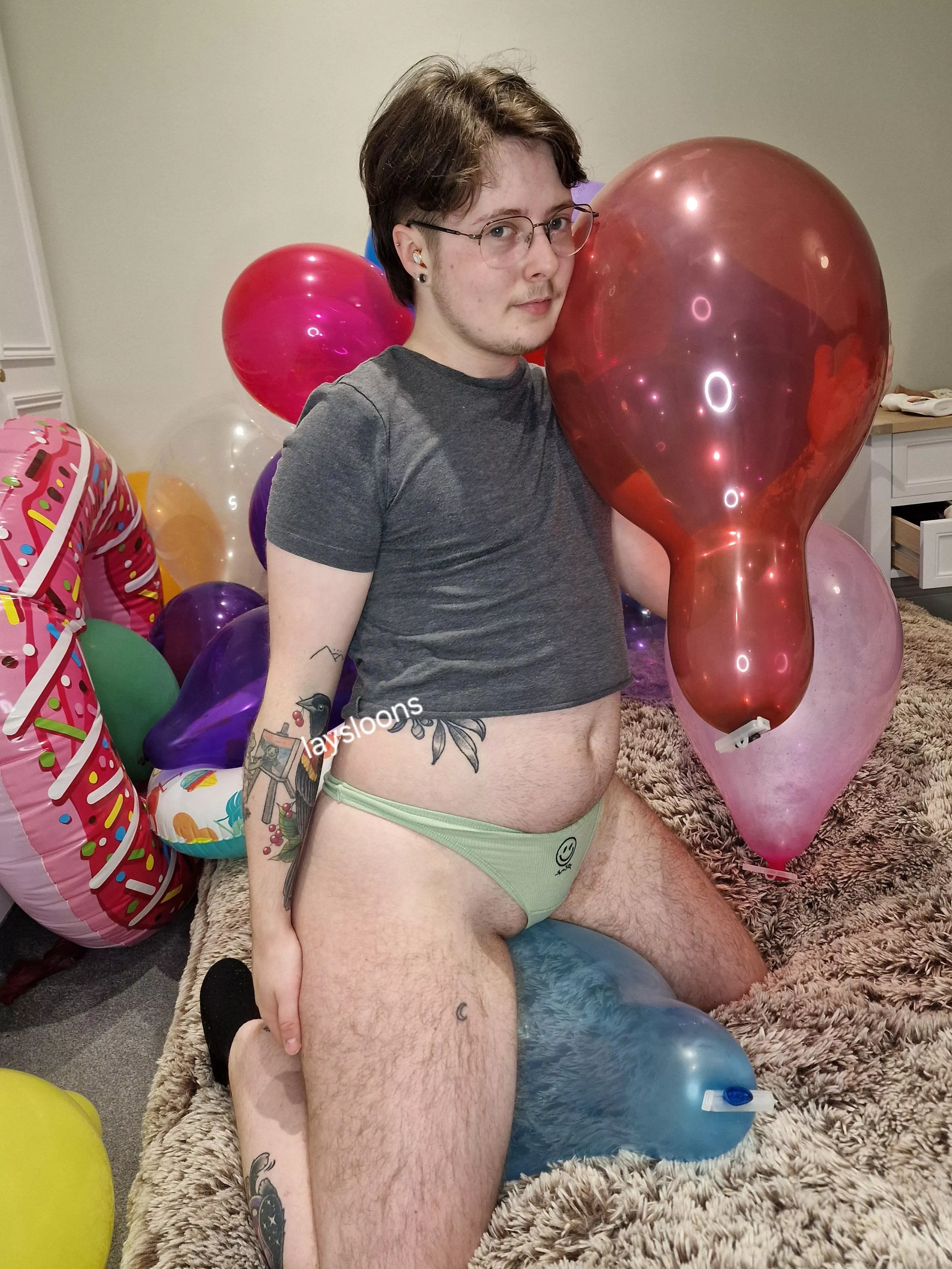 I love watching as the neck pops out when I sit on it 😍