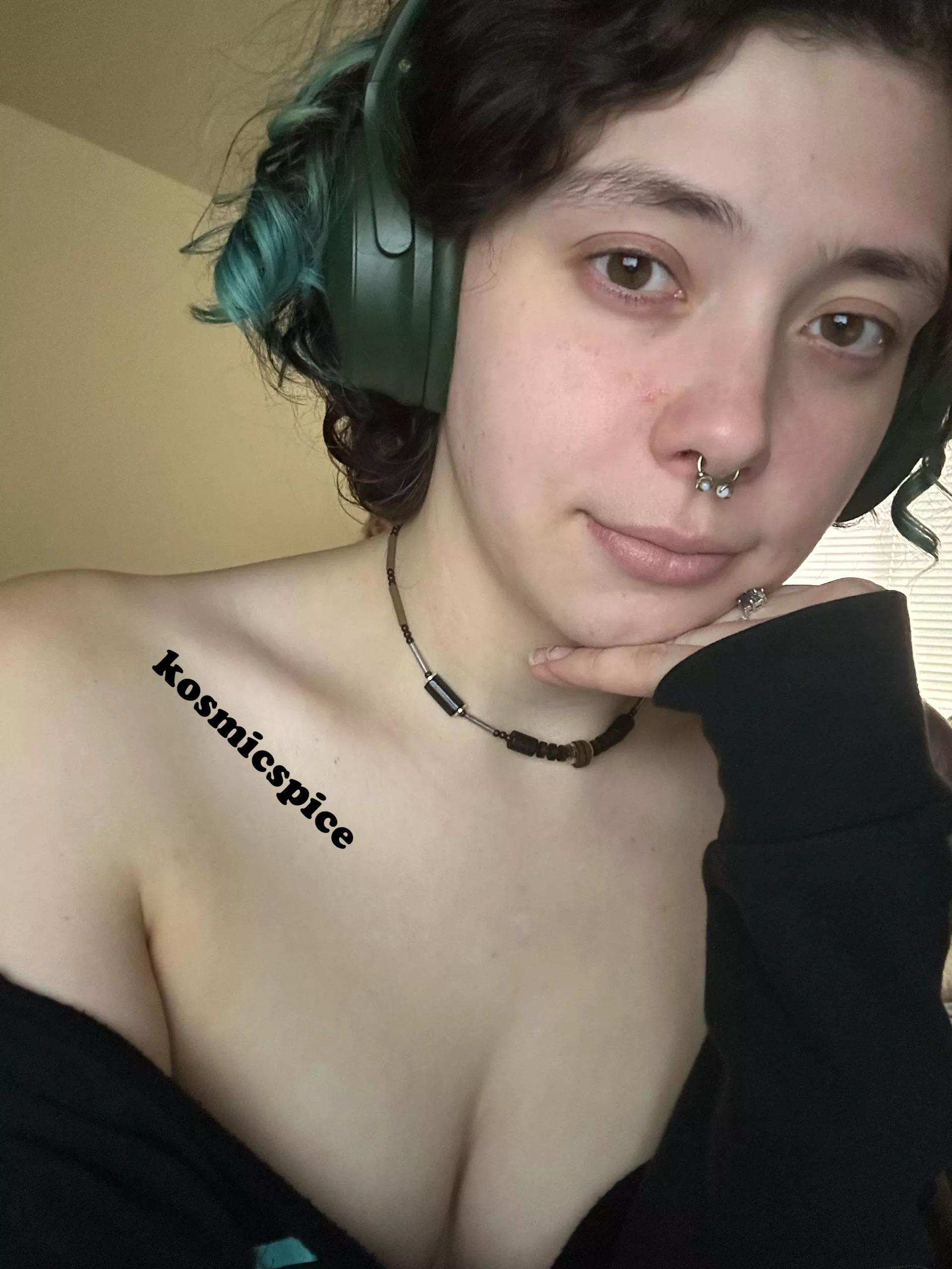 I wish all my hair would curl like that one curl 😭😂