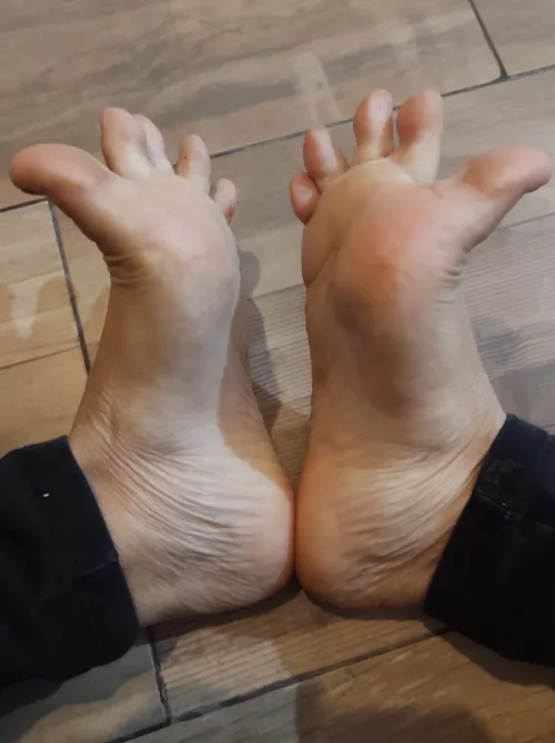 If you tickle me I'll get wet 💦😈