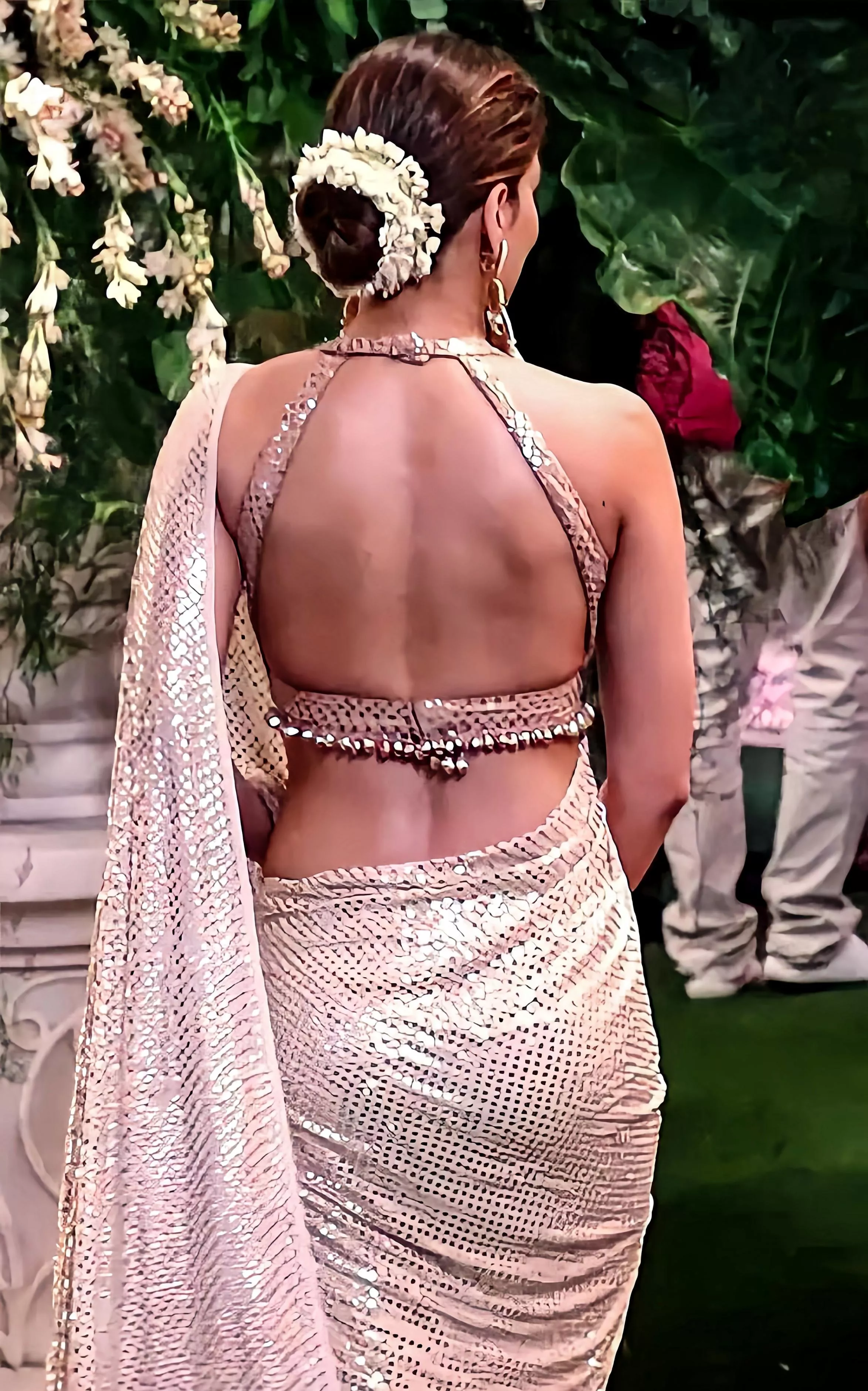 Kriti mommy in saree....😋👅