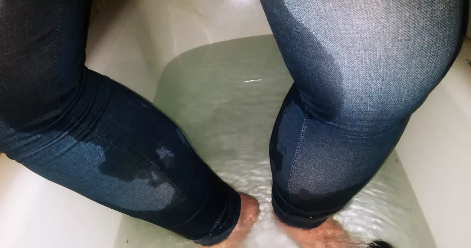 Pee in jeans leggings :D
