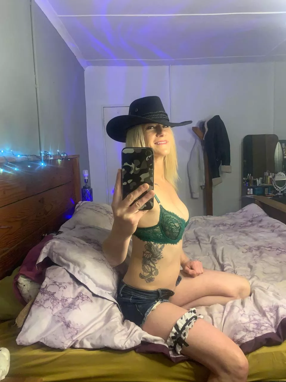 Say 'hi' if you like mature countrysluts like me