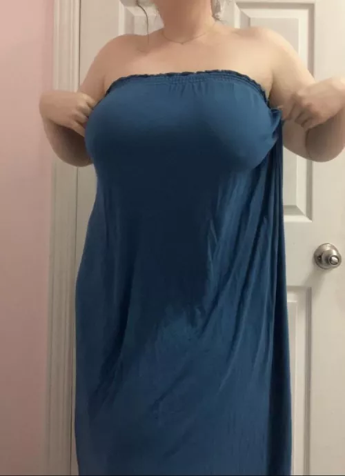 Shapeless dresses are still sexy if your body gives it shape 💕