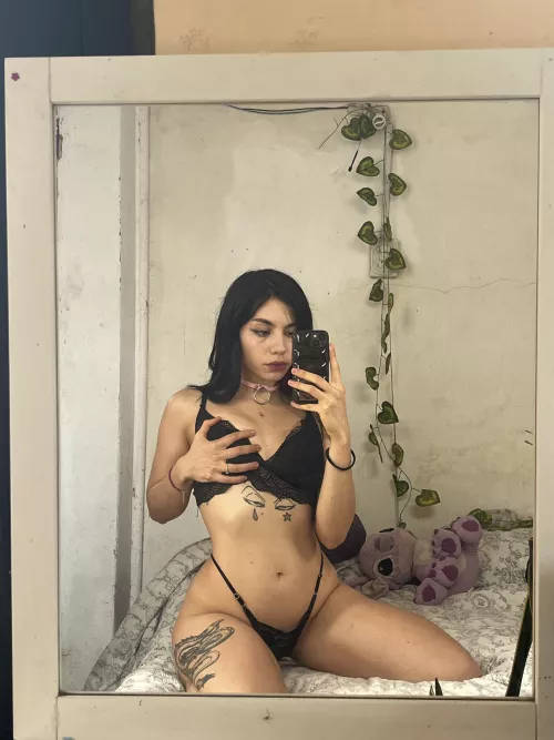 This black lingerie looks even better in the mirror