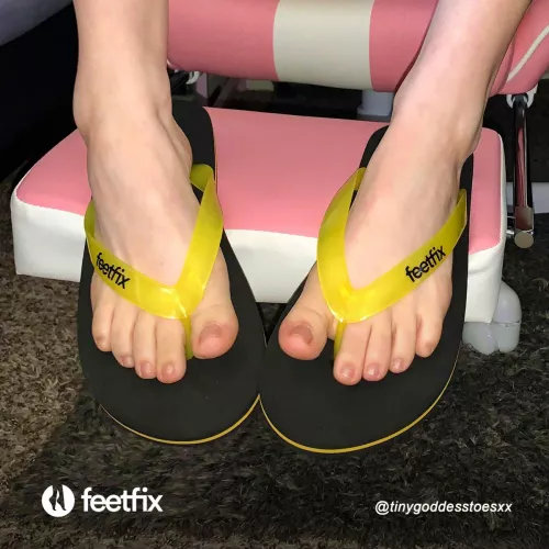 Zoe wearing FeetFix flip-flops! ☺️
🔗 http://feetfix.com/tinygoddesstoesxx

@tinygoddessxx
 
#feetfix #getyourfix