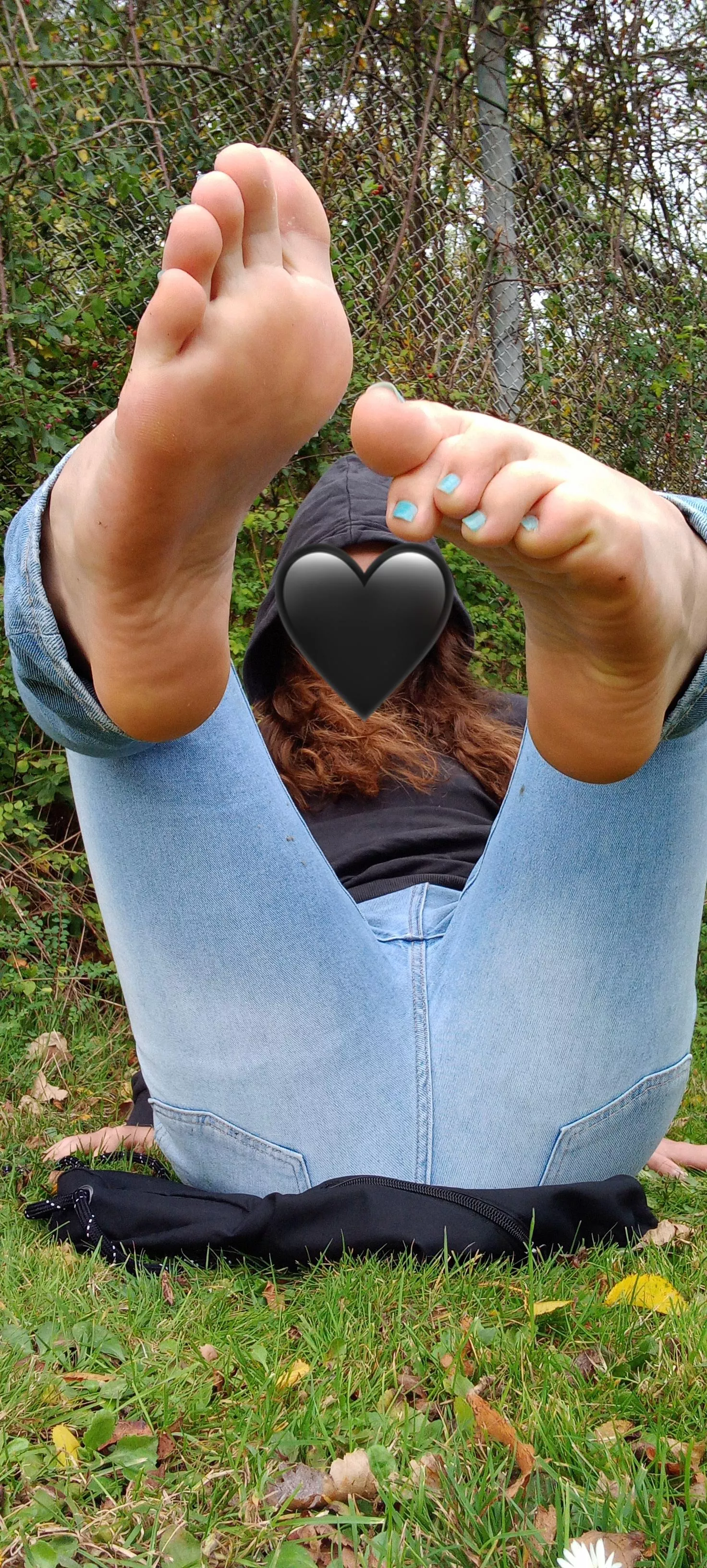 Cum lick my feet in a public park 😋