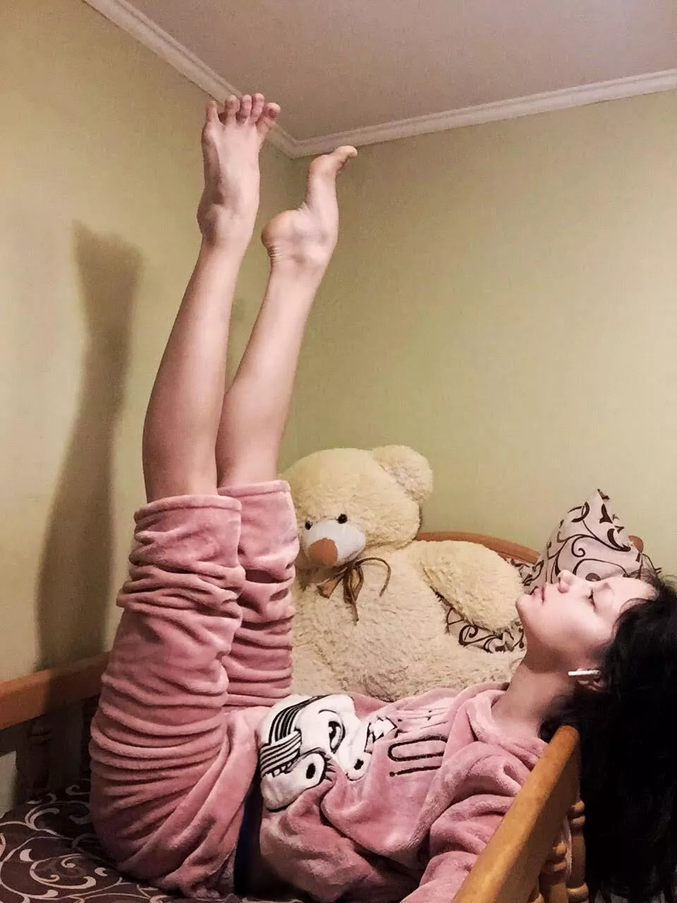 Cute toes or high arches? Feet 