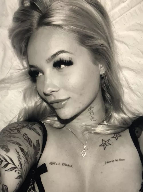 F23 just a bored blondie, wanna distract me right now daddy? (Sydney) 