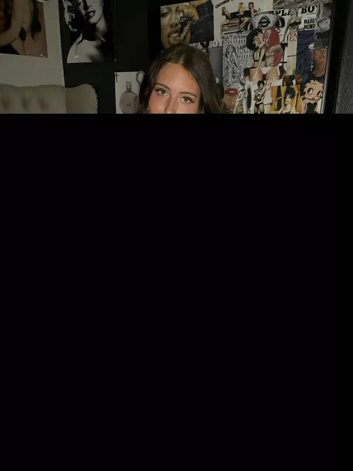 happily showing my natural tits to the older men on here 🥰