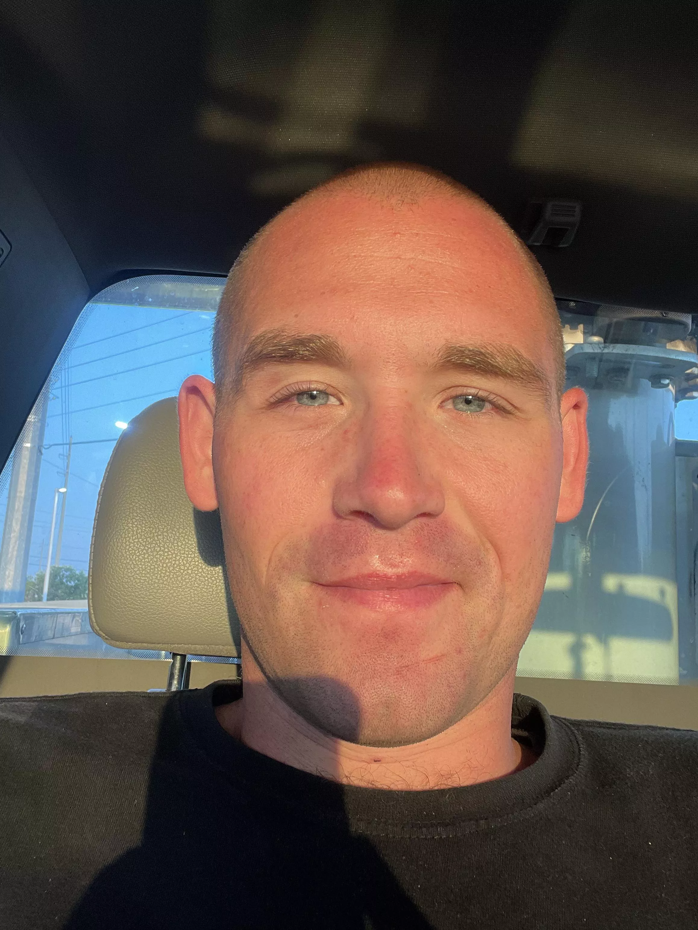 Im a lineman from out of town . Here doing storm work and will be here for a while . Looking for friends to talk to or an occasional meet up.