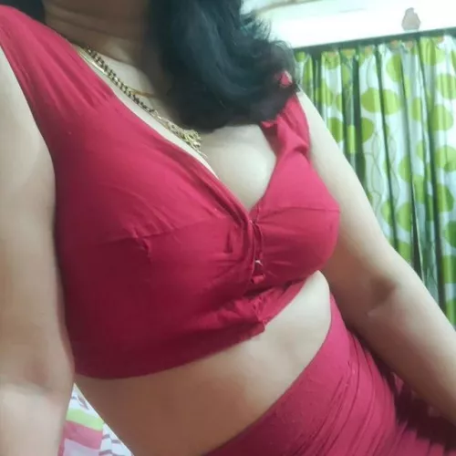 Moments before karwa chauth. Sorry saree lovers, i forgot to wear the saree