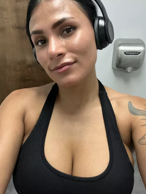 My sports bra is so sweaty today 