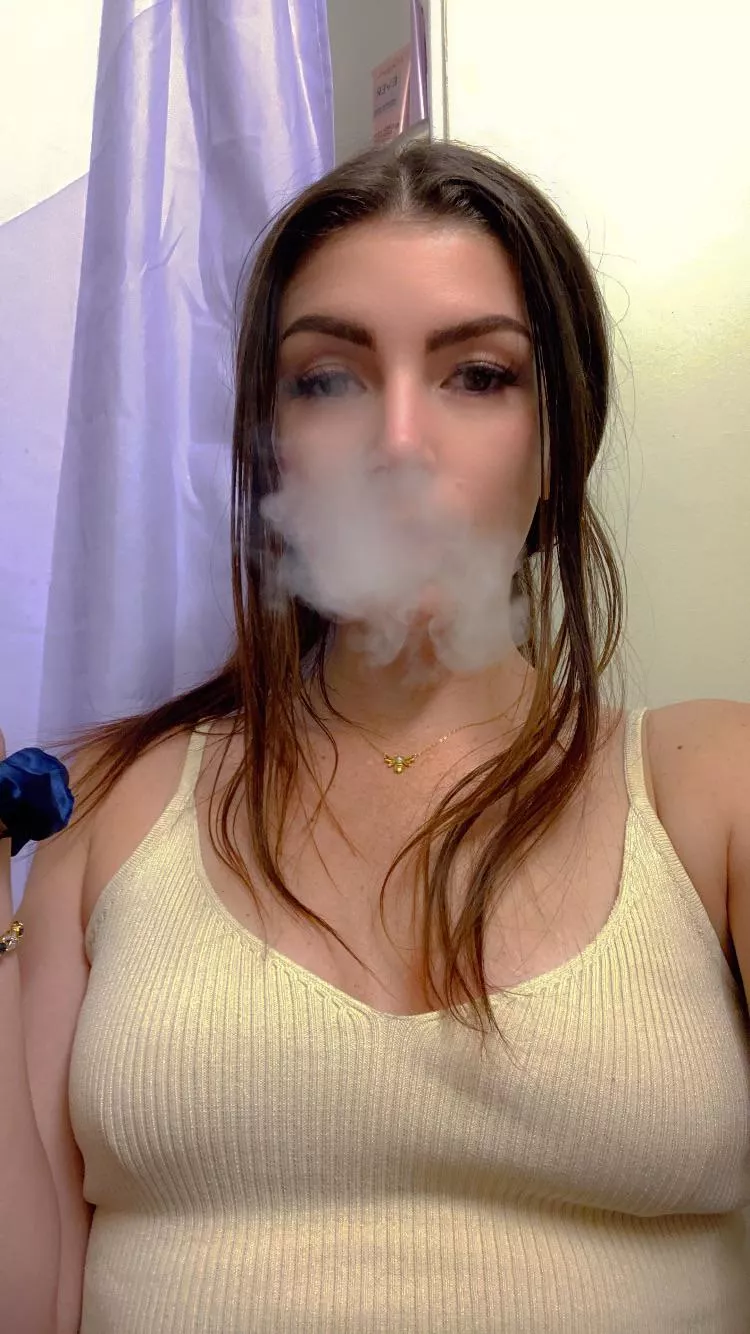 Smoking on LIVE TONIGHT!! At 8pm!! Must be subbed to watch 