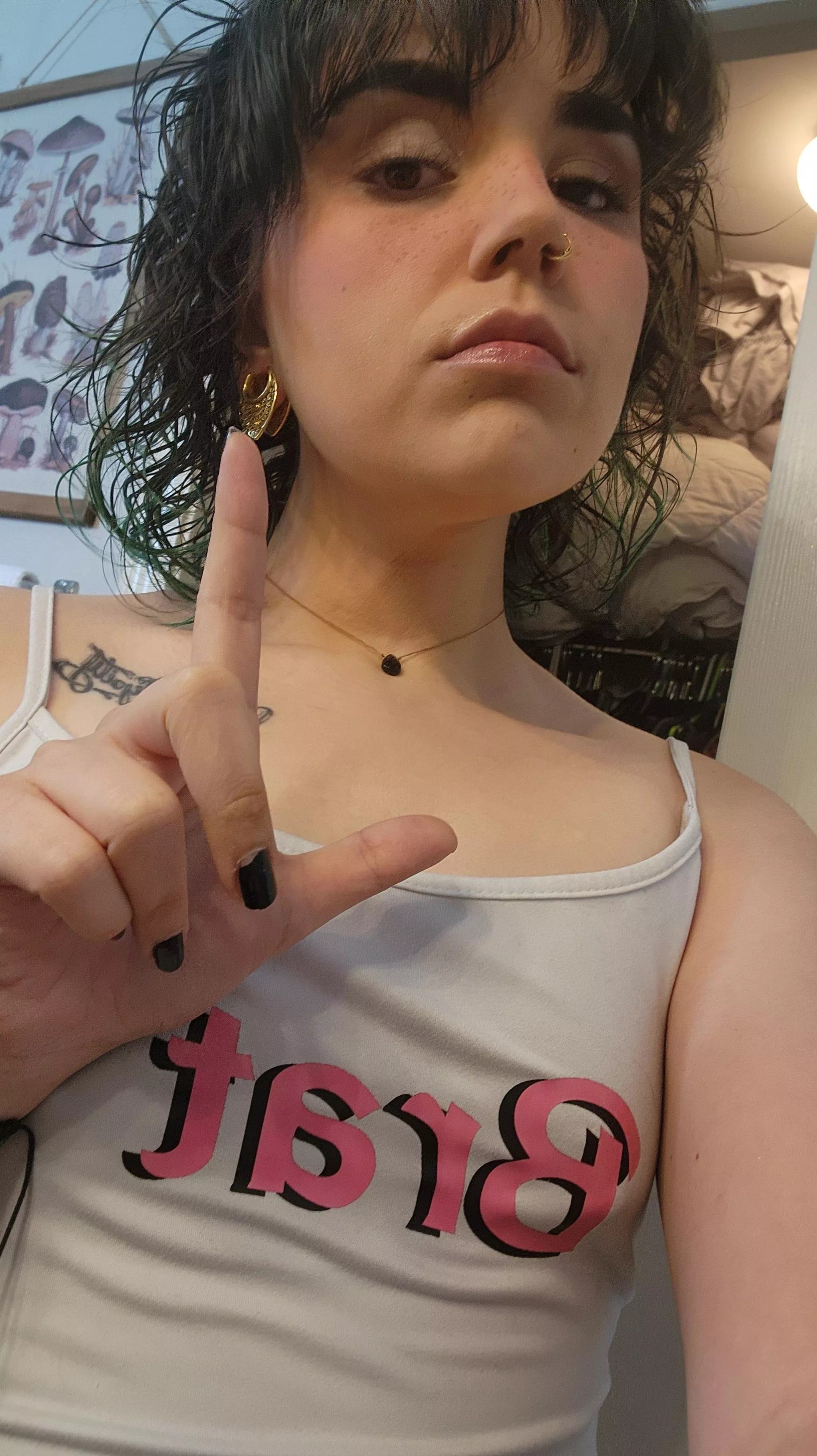 This 💚 haired domme wants to be your new addiction. (Free subscription) 