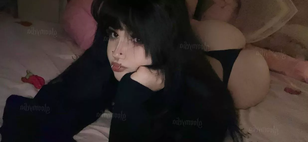 who needs a big booty goth gf? 🖤