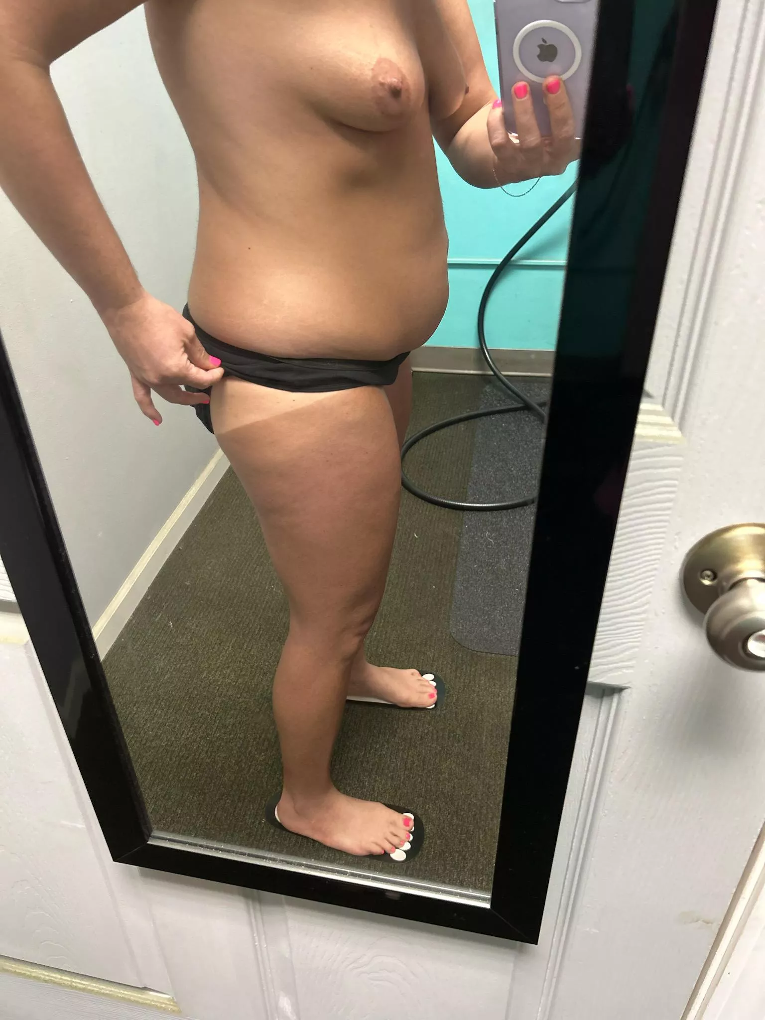 Who's a fan of a girl with a spray tan taking this kind of selfie?