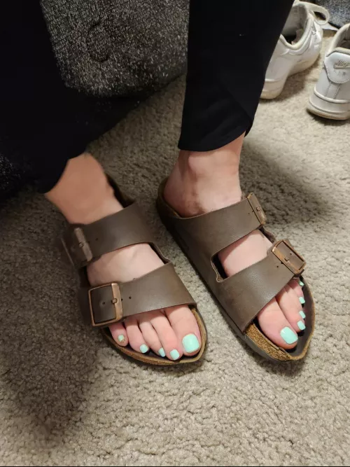 You can't resist them foot boy 🥰 🤪