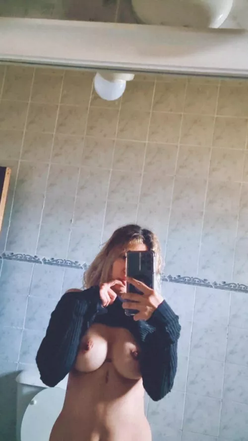 A nice photo in the bathroom
