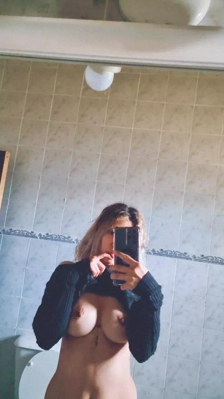 A nice photo in the bathroom
