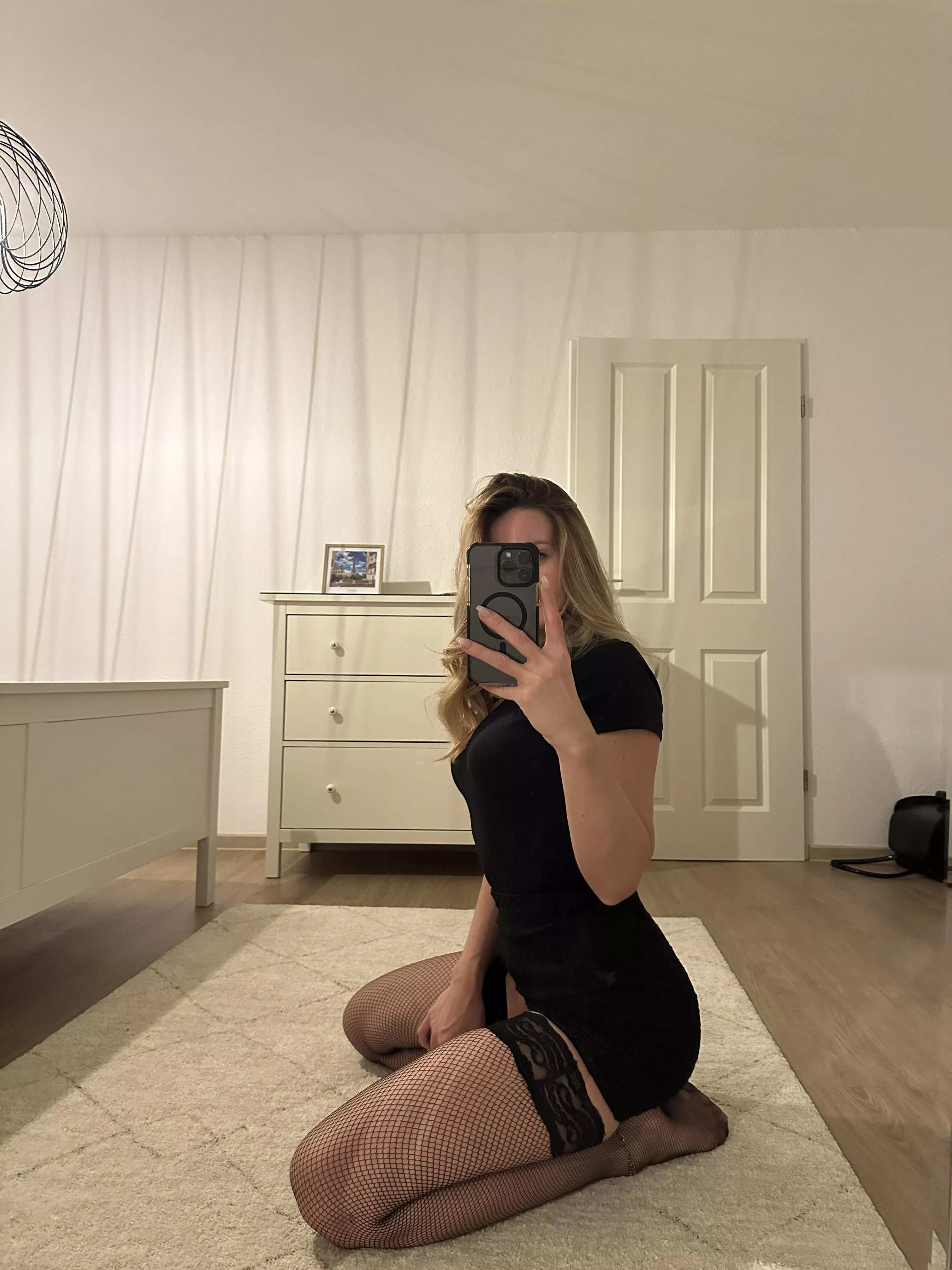 all the naughty girls wear stockings :)