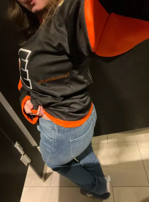 Any hockey jersey fetishes about? 🧡🖤 [cam] 