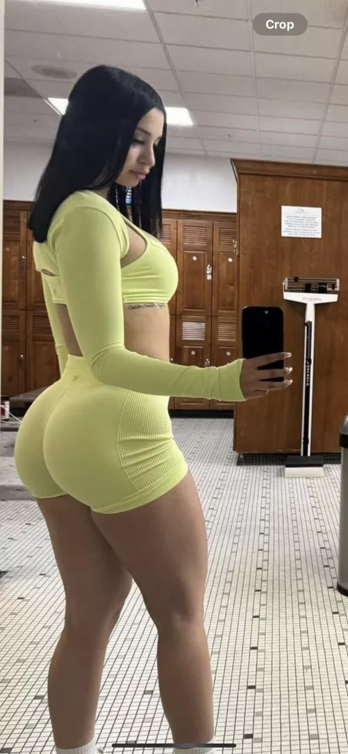 bet she shits thick logs 