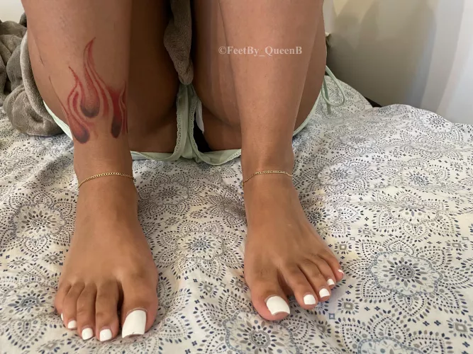 Breakfast is served , are you hungry for my feet ? 😝🦶🏻👅