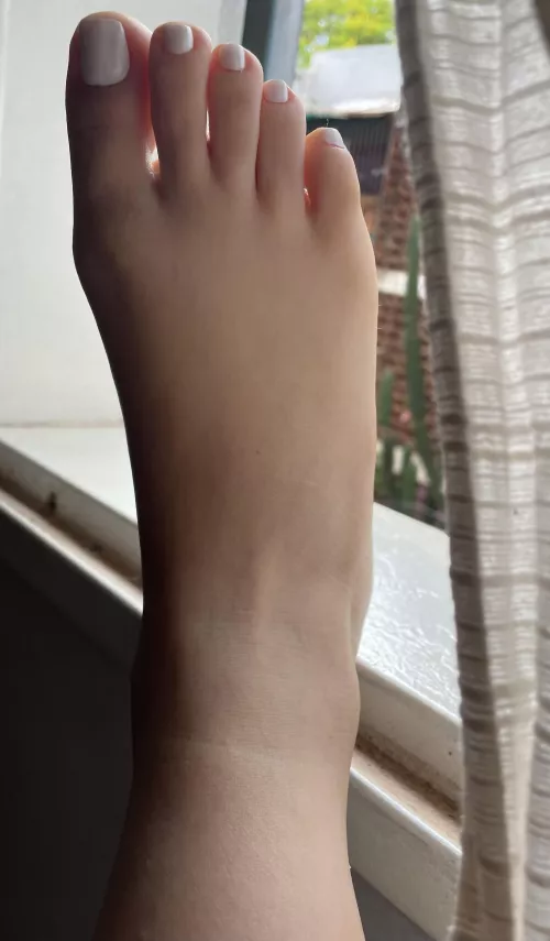 Here I am honey, I'm your new goddess! Forget everything else and I want your attention