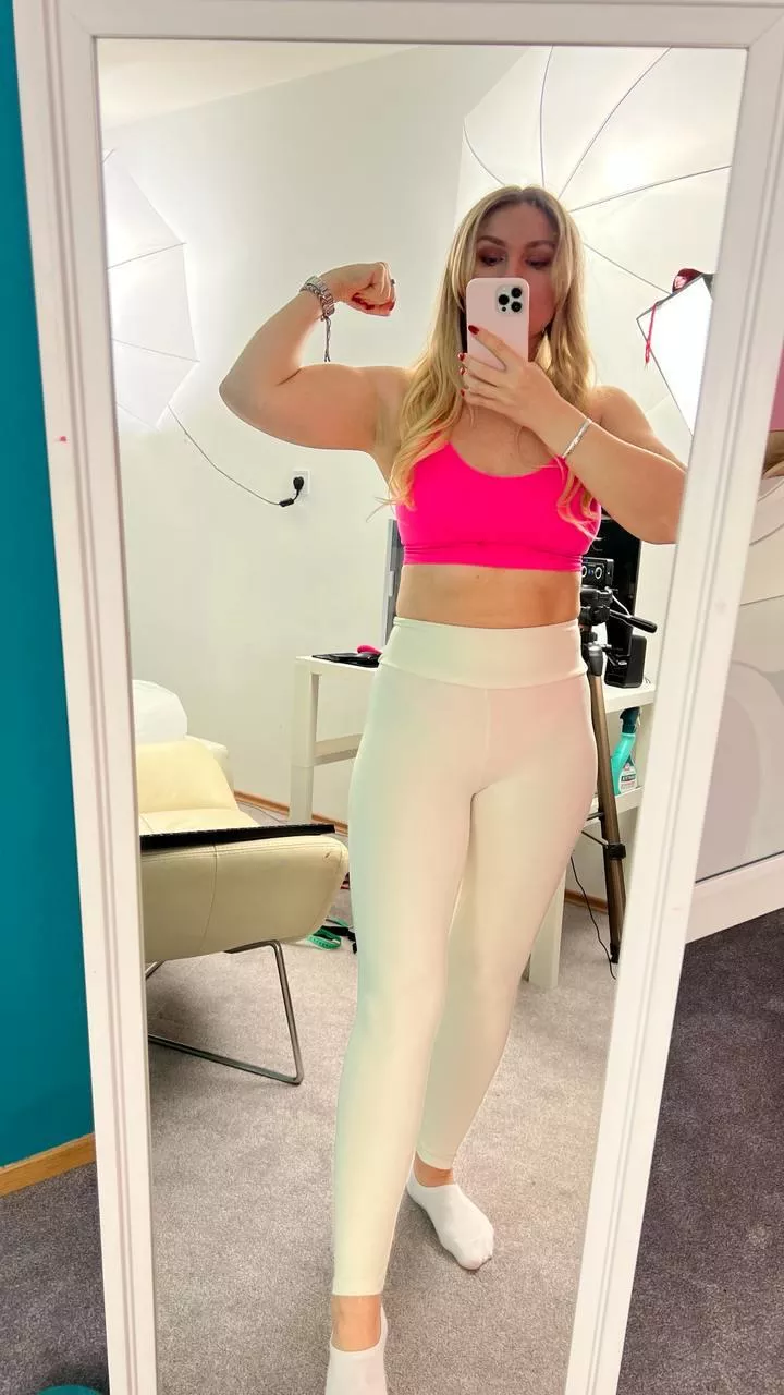 I don't need to be a magician to make your jaws drop in these sexy white leggings