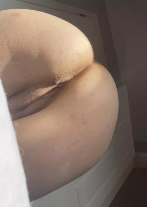 In desperate need of a naked cuddle / make out session. Wonder how long it’ll take for you to slip in🤭