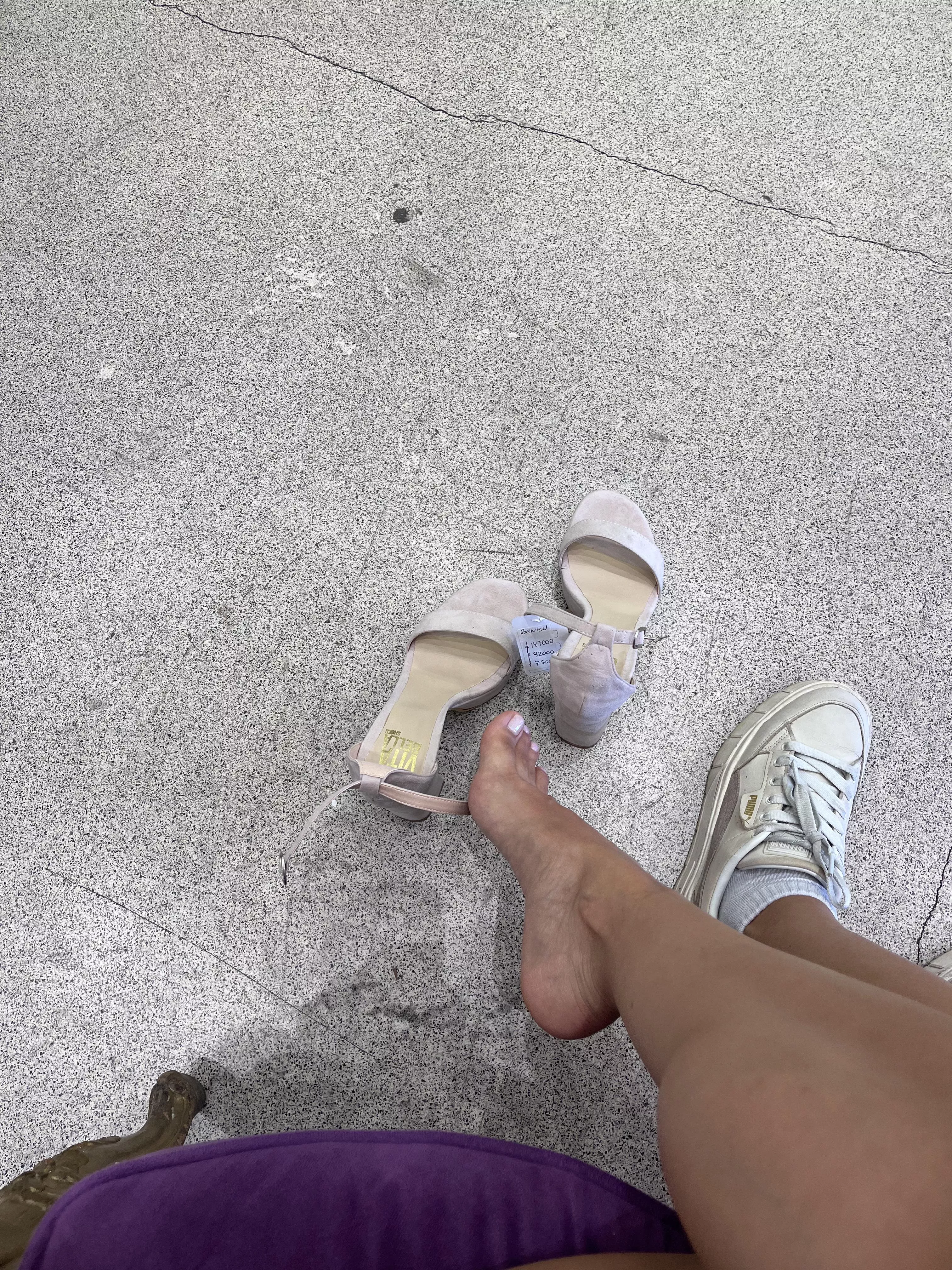 Kiss my white toes and feel the magic :P