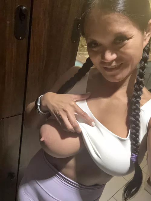 Let’s play inside the locker room . Any dirty& naughty ideas to throw a load on me 