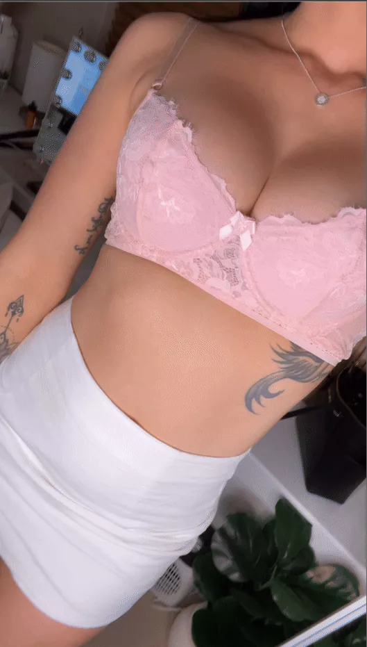 Nothing better than some juicy natural titties