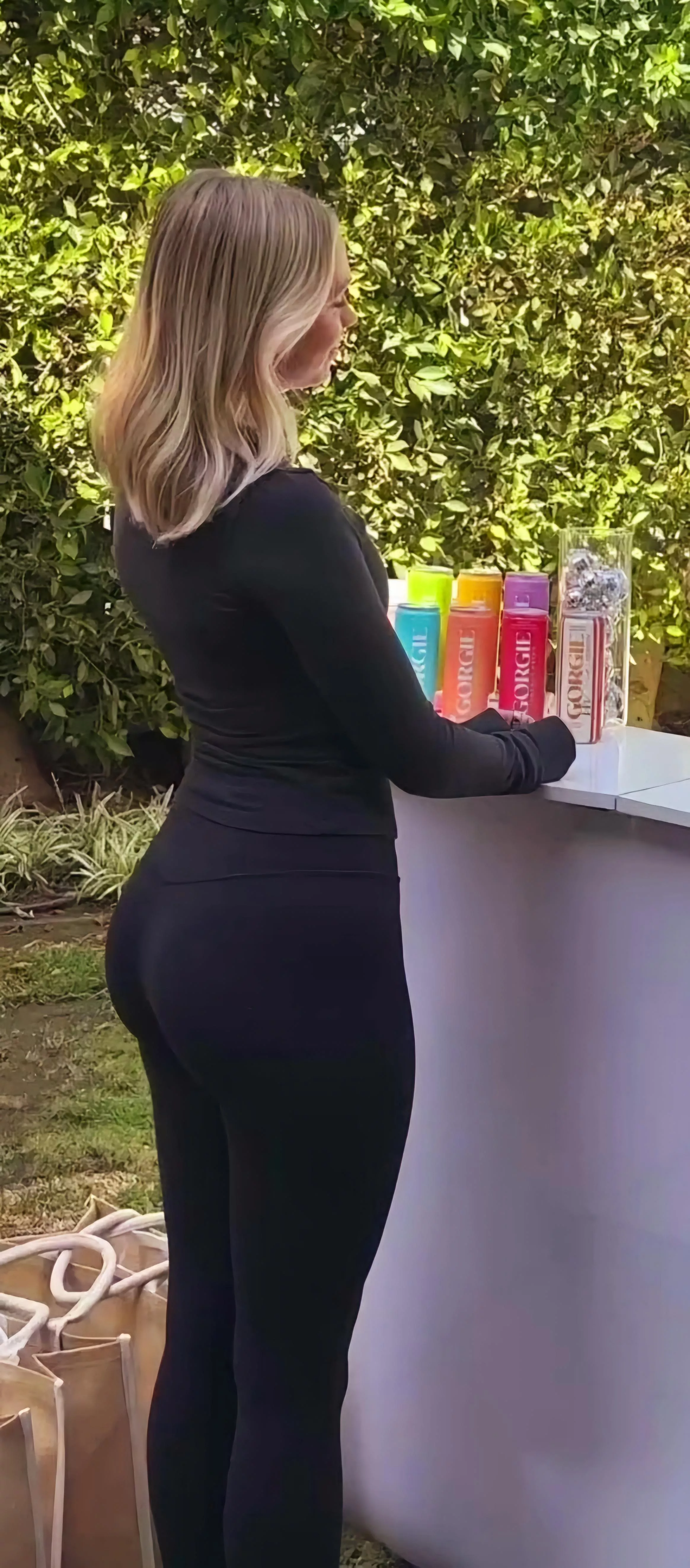 Those fresh booty curves... 😍
